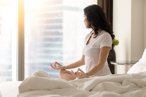 Mulher meditando em casa