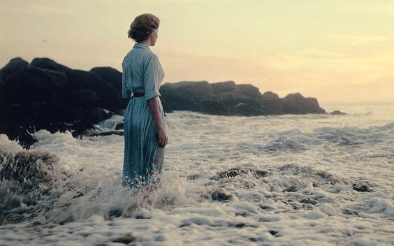 Mulher entrando no mar