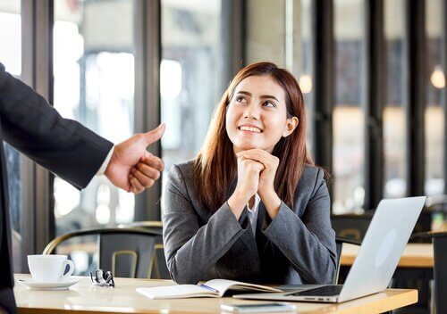 Mulher recebendo elogio no trabalho