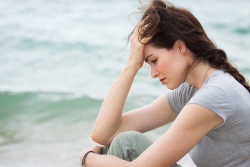 Mulher triste diante do mar