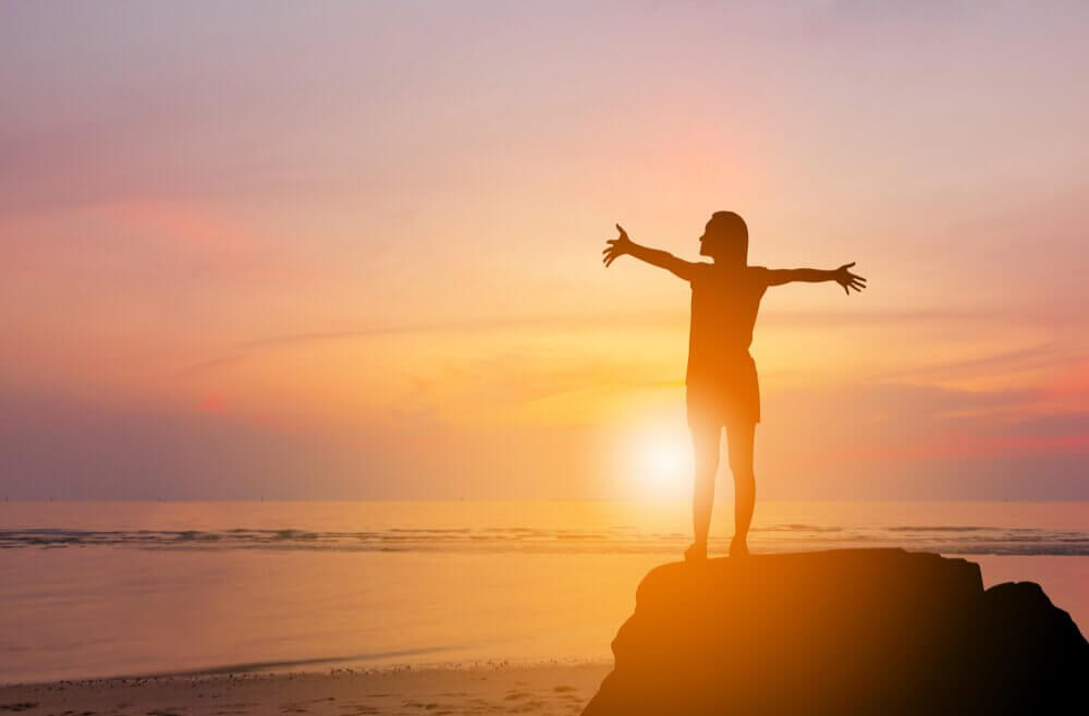 Mulher apreciando o pôr do sol