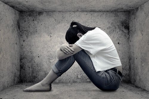 Mulher aflita com seus problemas