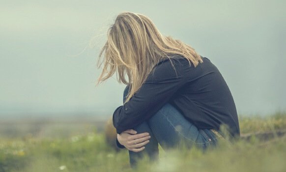 mulher-triste Mulher sentindo insegurança emocional
