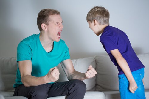 Pai e filho gritando um com o outro