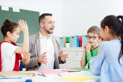 Professor dando aula a alunos