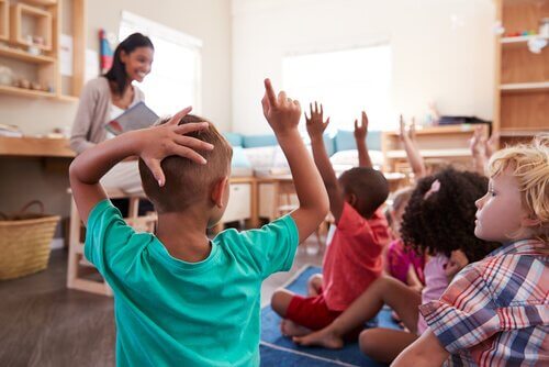 professora-controlada-com-alunos Por que o controle na sala de aula é fundamental?