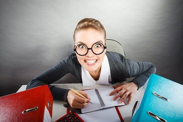 Mulher estressada no trabalho