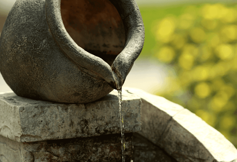 Água caindo de pote