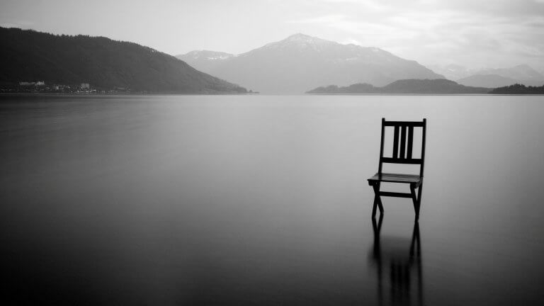 Cadeira solitária em lago