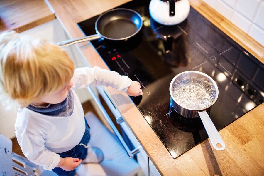 Criança na cozinha
