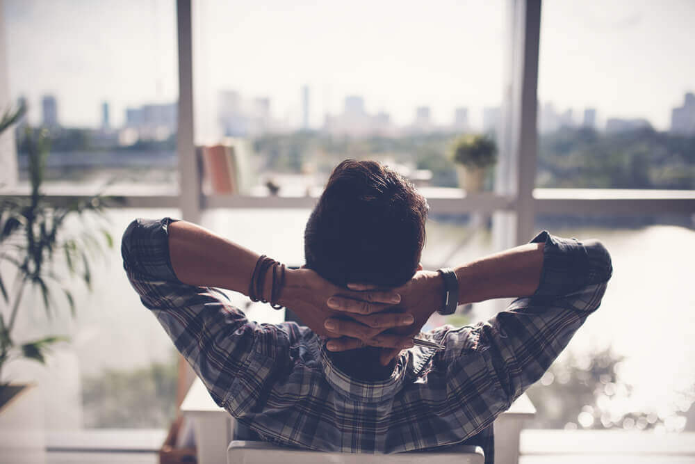 Homem relaxado após um dia de trabalho