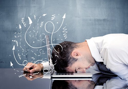 Homem cansado no trabalho