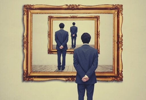 Pessoa se olhando em vários espelhos