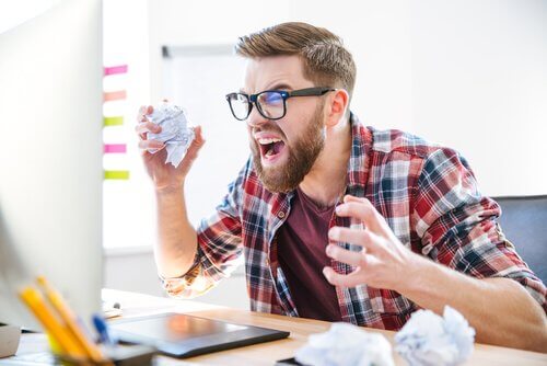 Homem impaciente e estressado no trabalho