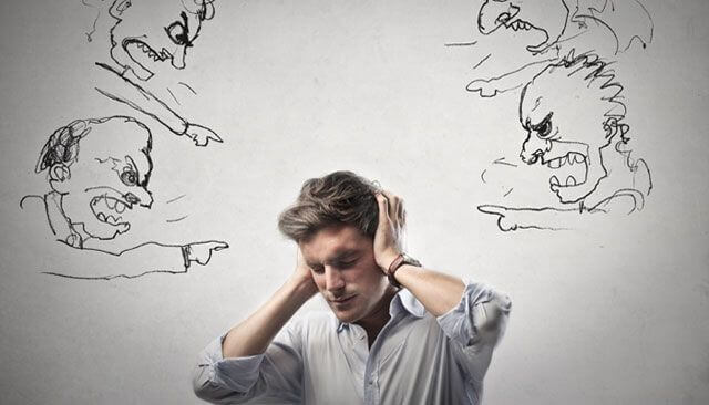 Homem atormentado por seus pensamentos