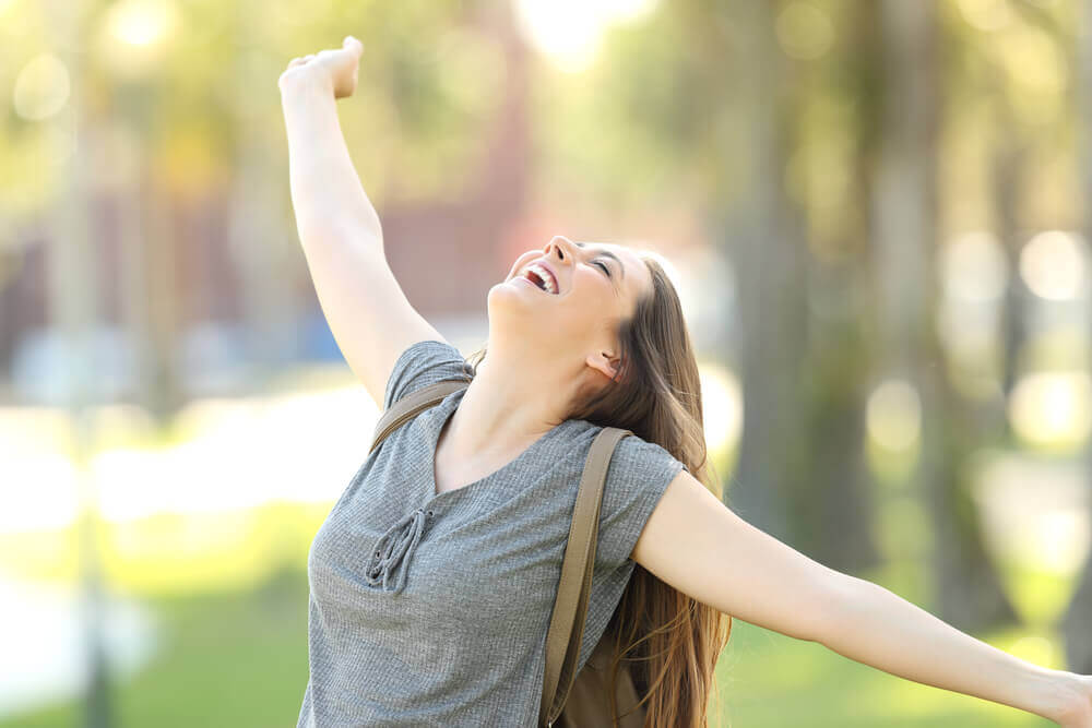 Mulher feliz livre de julgamentos