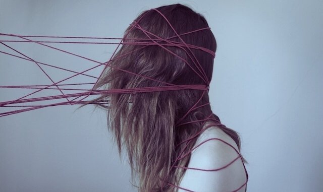 Mulher presa pelos fios da manipulação