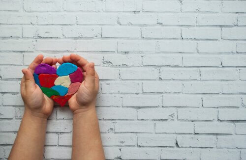 Coração feito com massinha de modelar