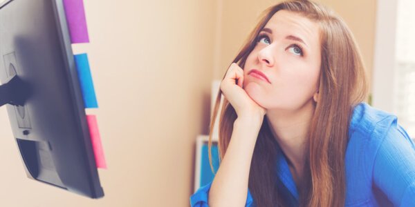 Mulher distraída no trabalho