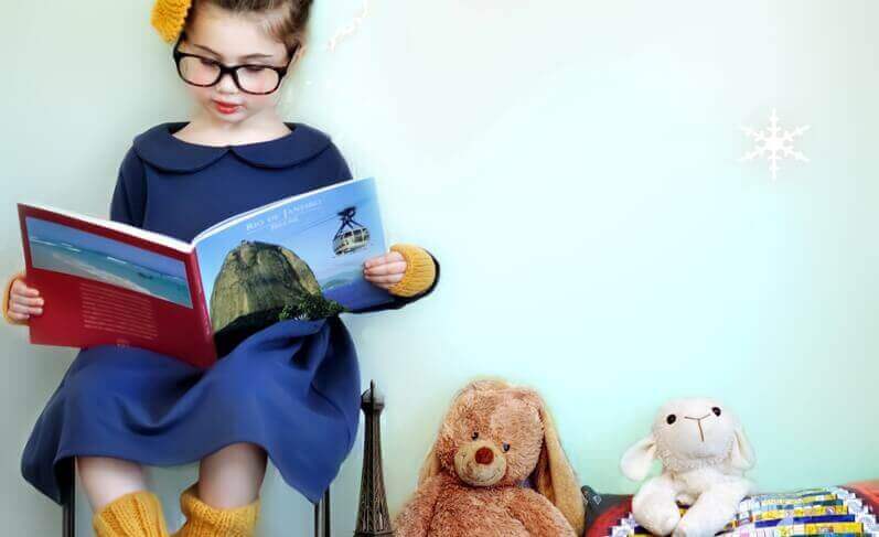 Criança inteligente lendo um livro