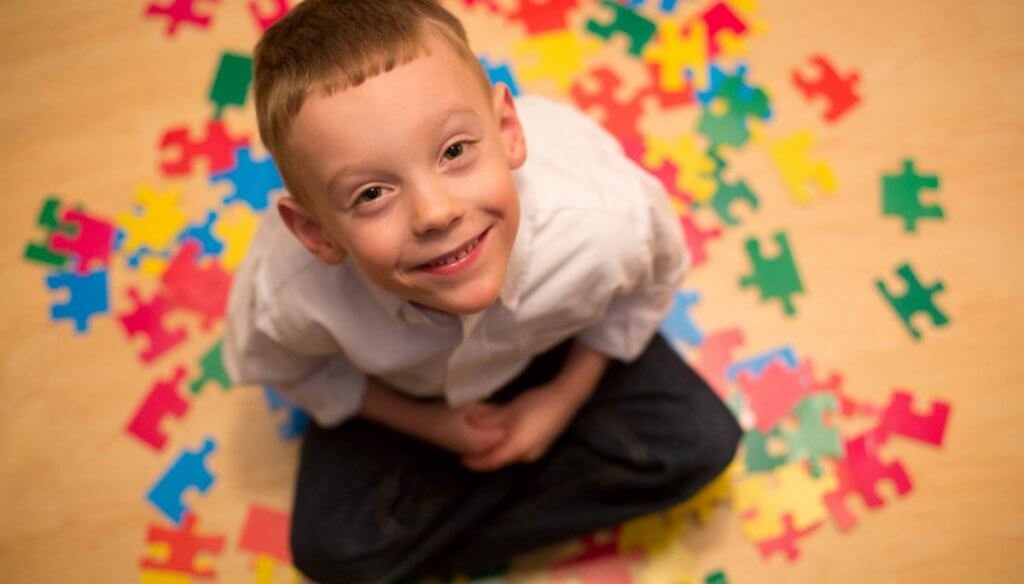 Menino com autismo