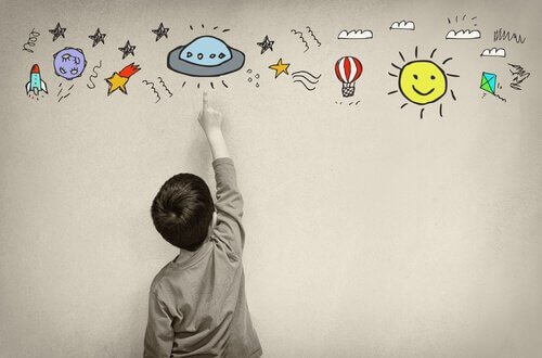Menino apontando para desenhos