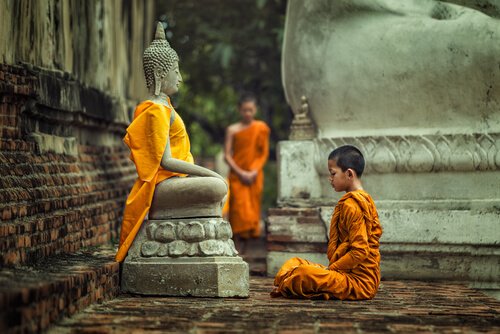 Monges budistas rezando