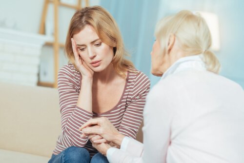 Mulher recebendo apoio emocional