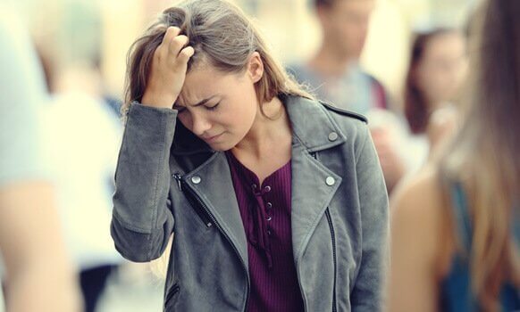 Mulher sofrendo crise de ansiedade