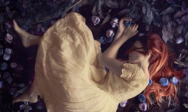 Mulher deitada em folhas