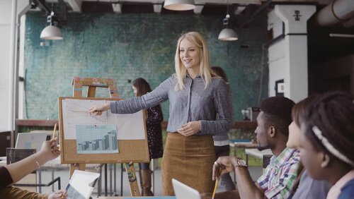 Mulher fazendo apresentação