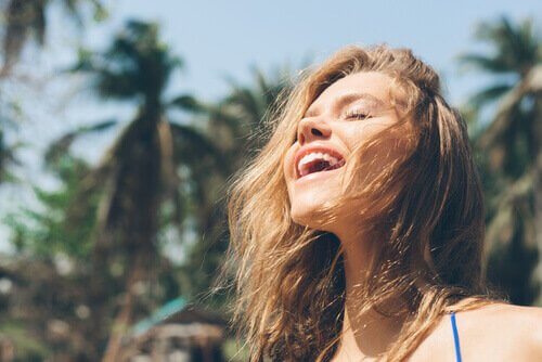 Jovem sorrindo de bom humor