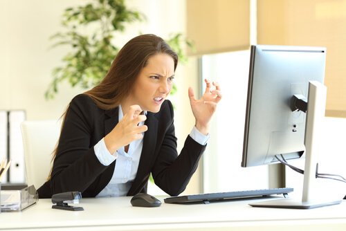Mulher impaciente no trabalho