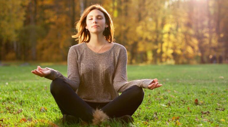 Mulher meditando