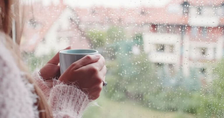 Apreciar o som da chuva com uma xícara de chá