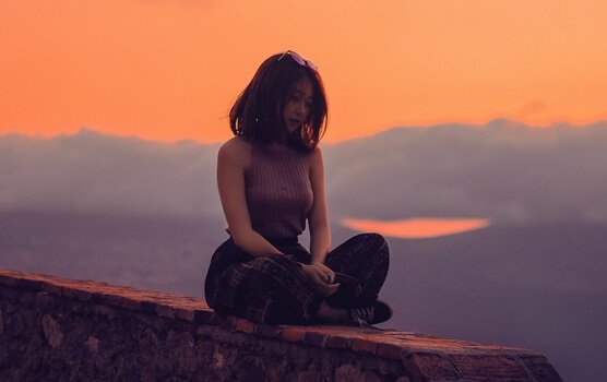 Mulher introvertida pensando em sua vida