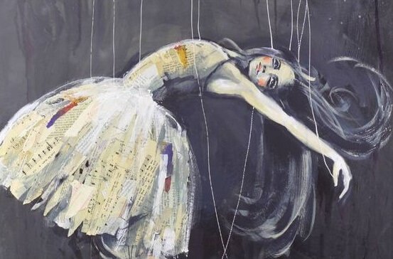 Bailarina com fios presos ao corpo