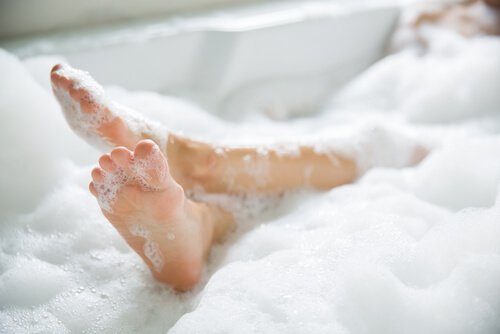 Tomar um banho relaxante é uma das formas de cuidar de si mesmo