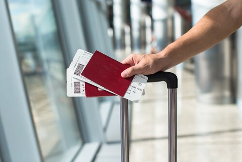 Pessoa aguardando seu voo em aeroporto