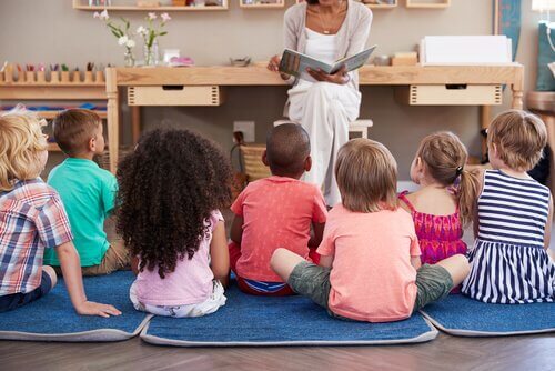 Professora lendo história para alunos