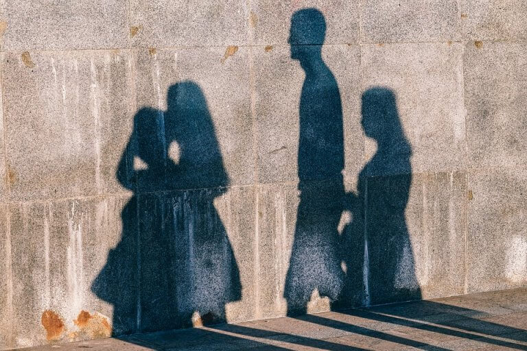 Sombras de pessoas refletidas na parede