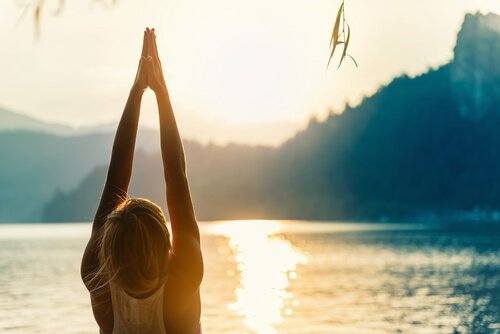 Posição urdhva hastasana da saudação ao sol