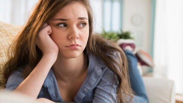 Jovem sentindo ansiedade