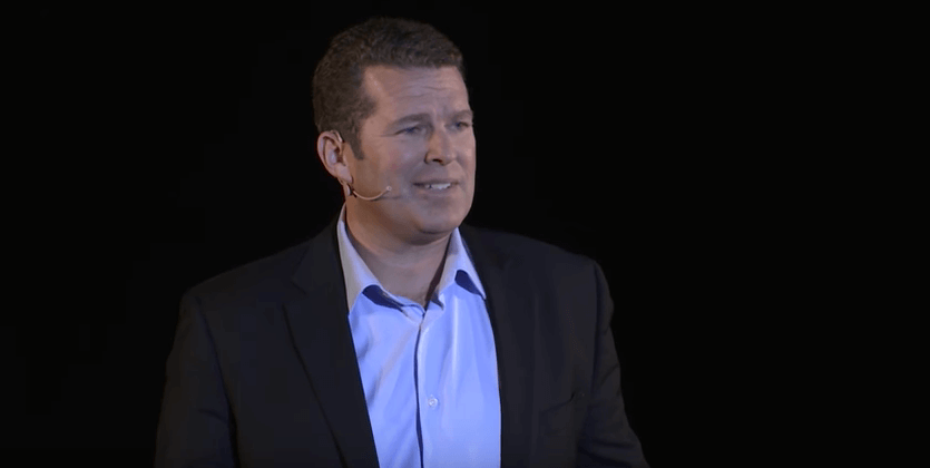 Alden Mills dando palestra