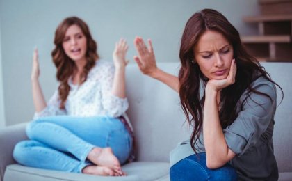 Mãe e filha discutindo