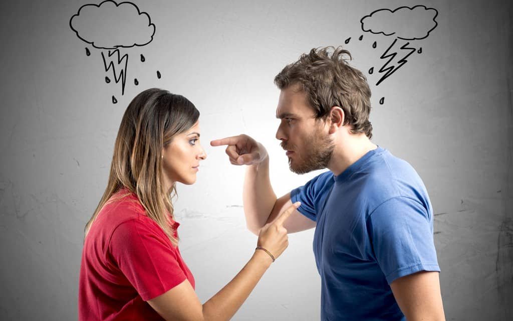Casal tendo discussão