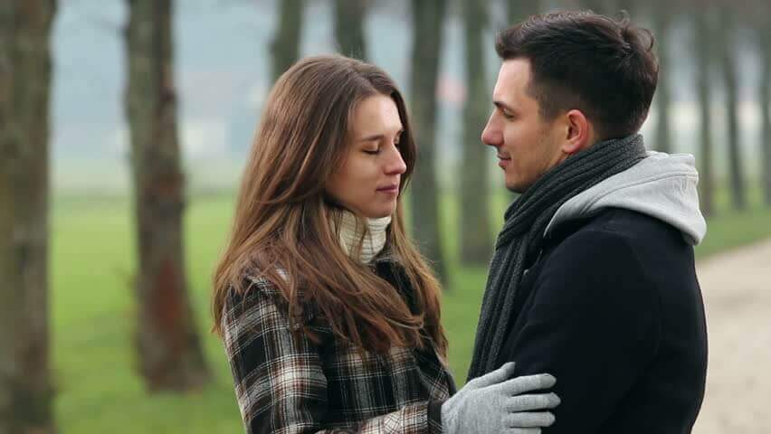 Casal em parque fazendo as pazes