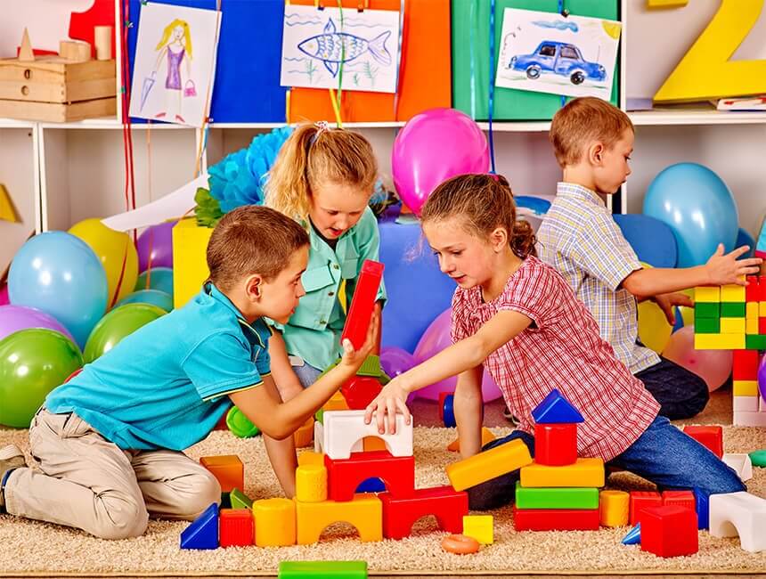 Crianças brincando na escola