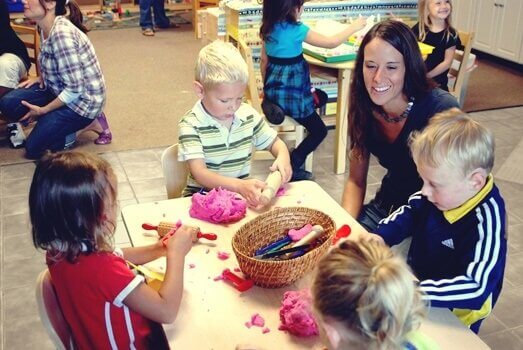 Trabalho em grupo na escola infantil