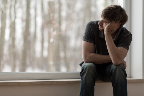 Jovem sofrendo de depressão